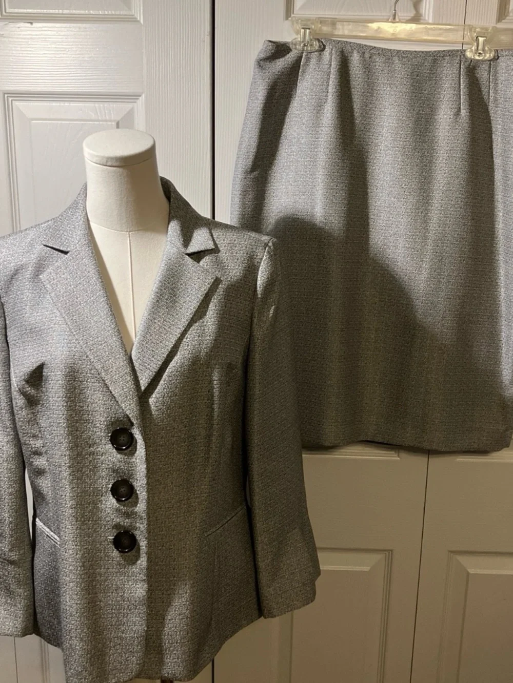 Le Suit Women's Gray Tweed Blazer and Skirt Set